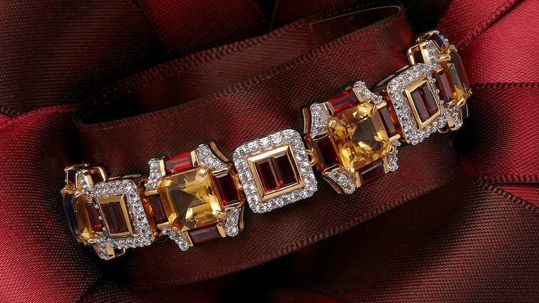 What Kind of Jewelry Should You Wear with a Red Dress?
