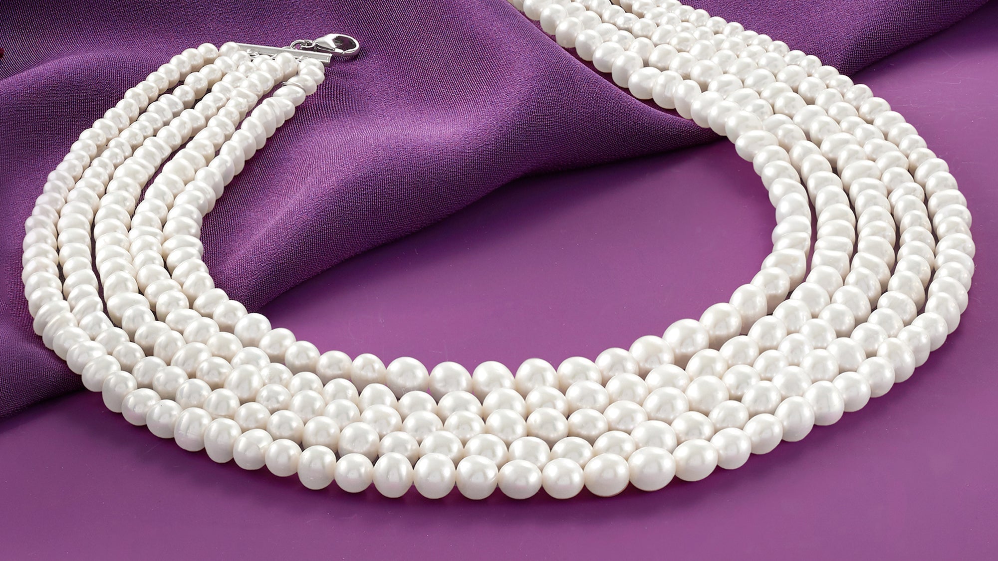 What Kind of Jewelry Should You Wear with a Black Dress?