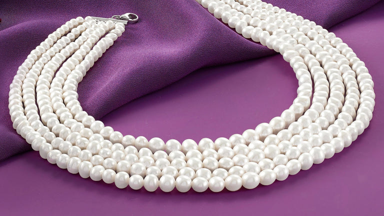 What Kind of Jewelry Should You Wear with a Black Dress?