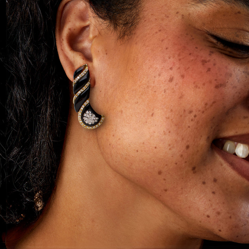 Onyx and diamond flower drop earrings in 18kt yellow gold, curved on the ear