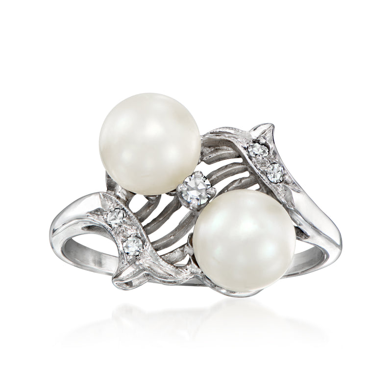 Cultured pearl and diamond ring in white gold with three round pearls and sparkle
