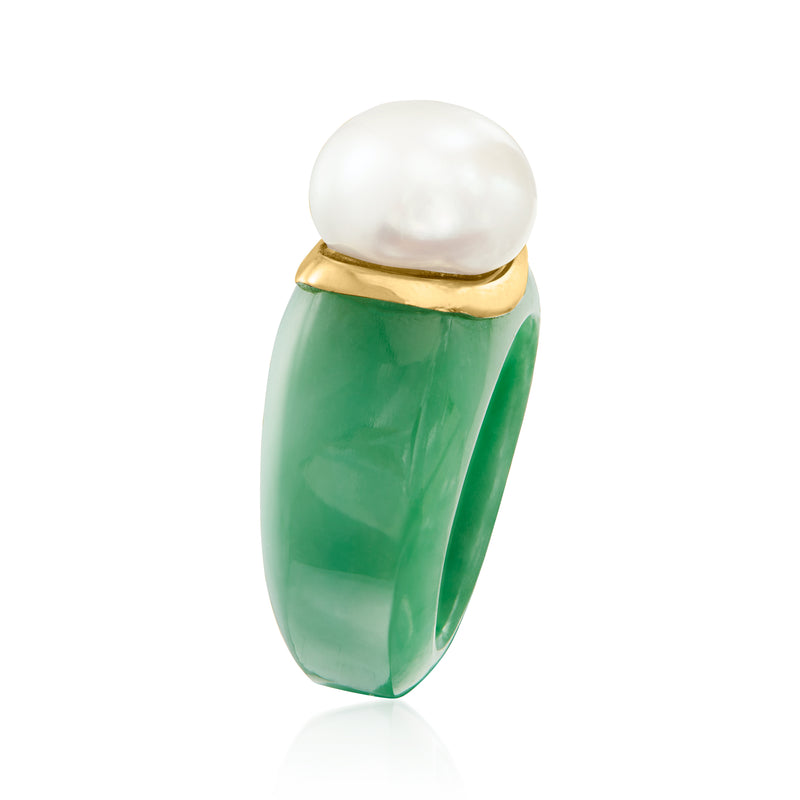 Green jade oval ring with white pearl top and yellow gold frame