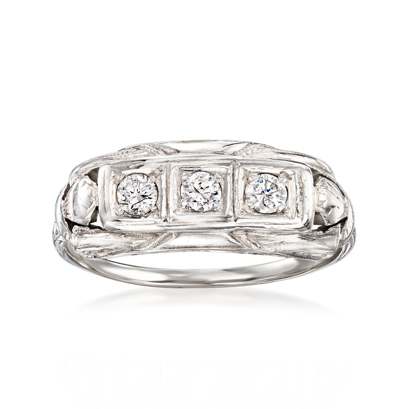 Three-stone diamond ring in 18kt white gold with round stones on a detailed band
