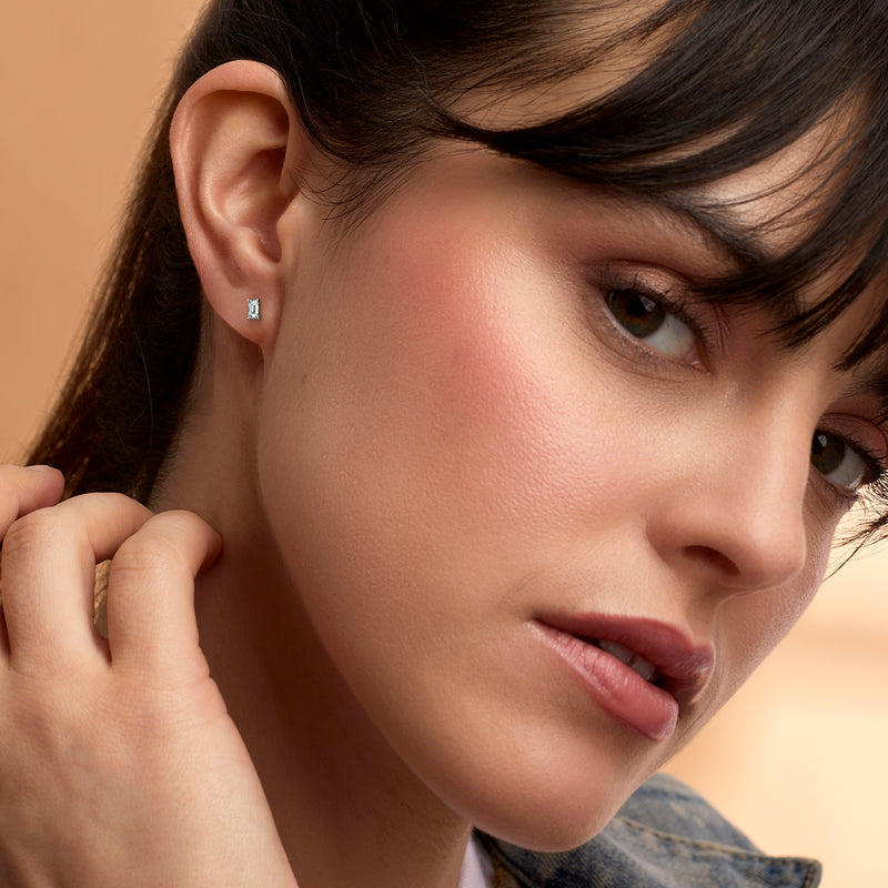 Baguette-cut diamond stud earring in 14kt yellow gold, small bezel-set baguettes