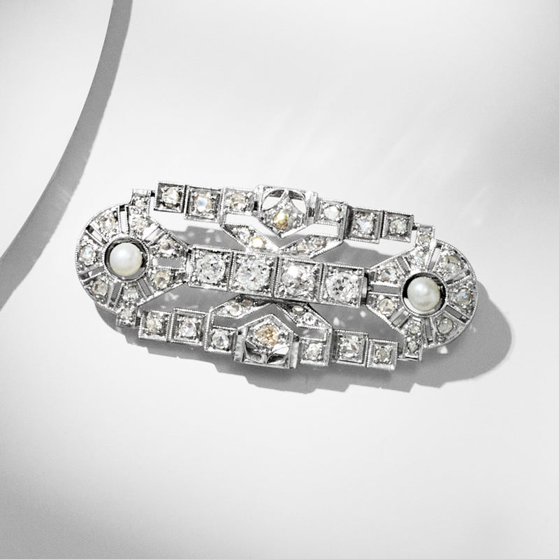 Diamond and pearl brooch pin in white gold, oval pearls with square-cut details