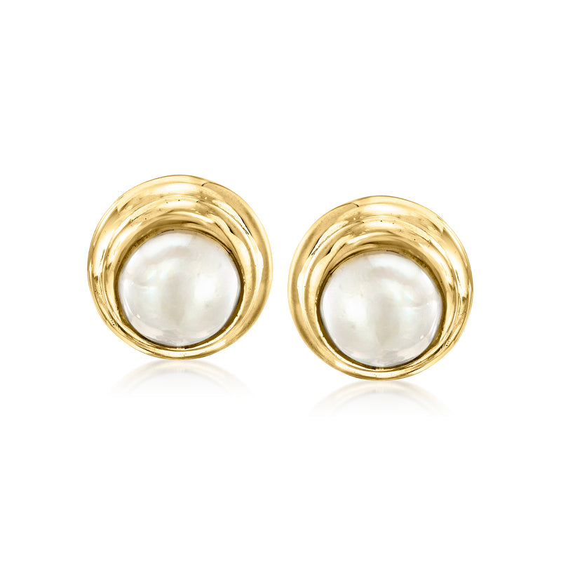 Yellow gold stud earrings with white cultured pearl in scalloped round bezel