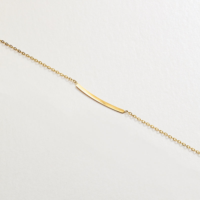 10kt yellow gold bar pendant necklace, close-up of bar and chain links