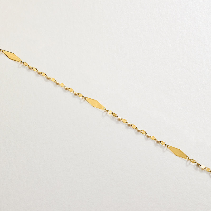 Yellow gold kite station necklace close-up with linked kite stations on chain