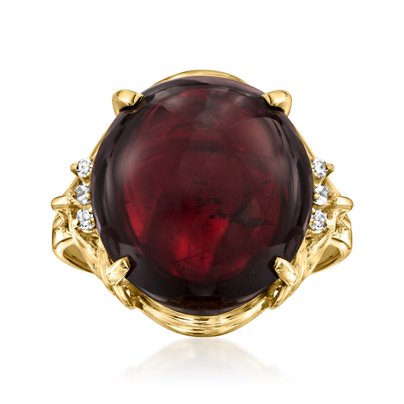 Vintage oval garnet ring in 18kt yellow gold with diamond side stones