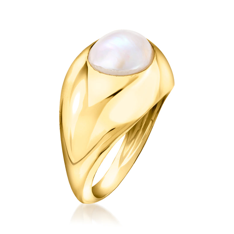 Gold oval pearl dome ring, side view showing curved band