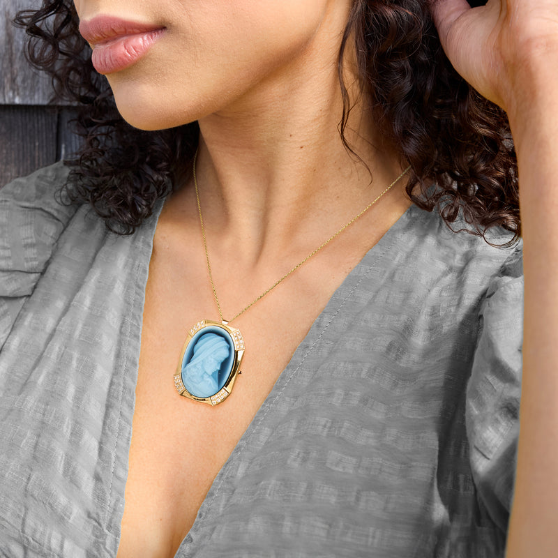 Oval cameo pendant in 18kt yellow gold with blue profile and diamond bezel