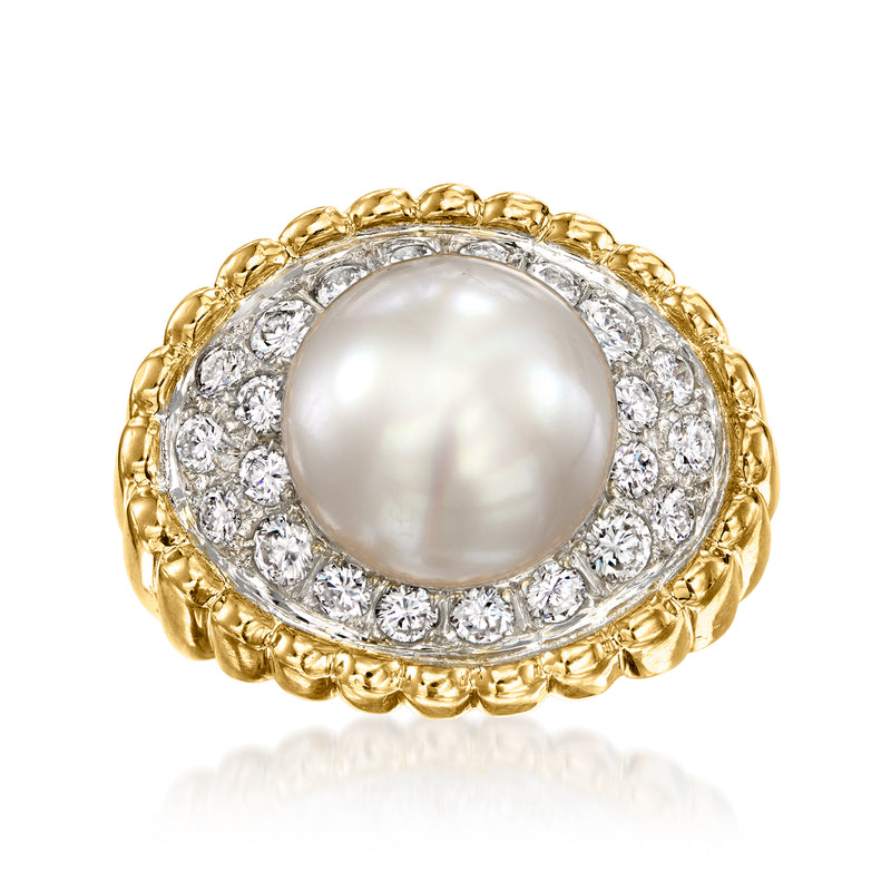 Cultured pearl and diamond ring in 18kt yellow gold, round pearl with halo