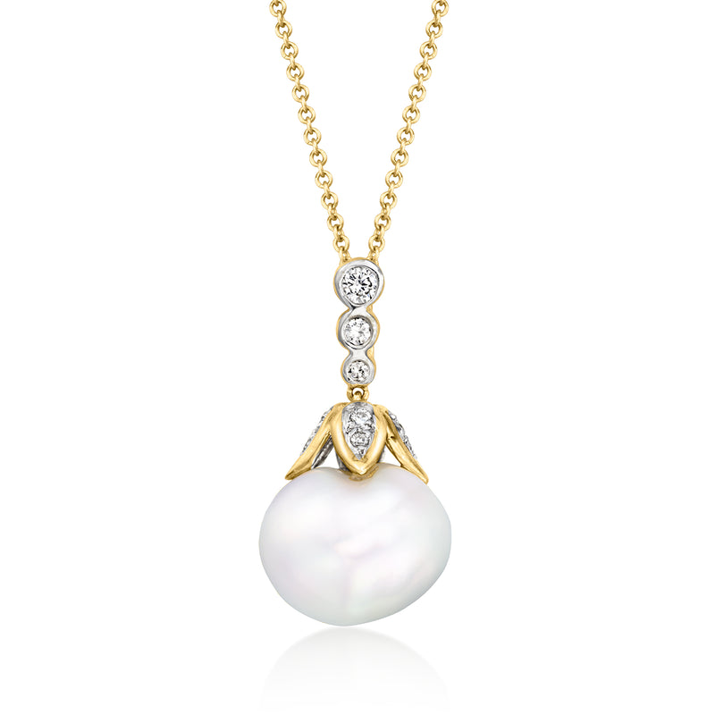 Vintage cultured pearl pendant necklace in 18kt yellow gold with diamond accents