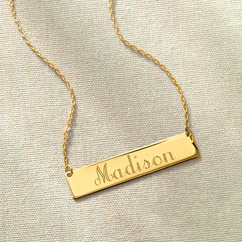 Yellow gold rectangular bar necklace pendant engraved Madison, close-up