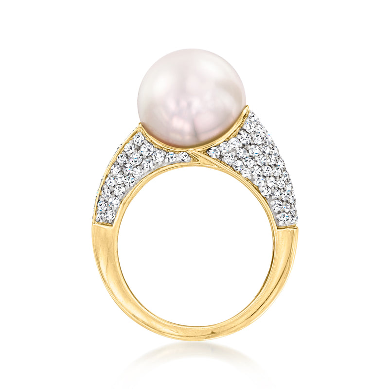 Cultured pearl ring in 18kt yellow gold with diamond-set shoulders