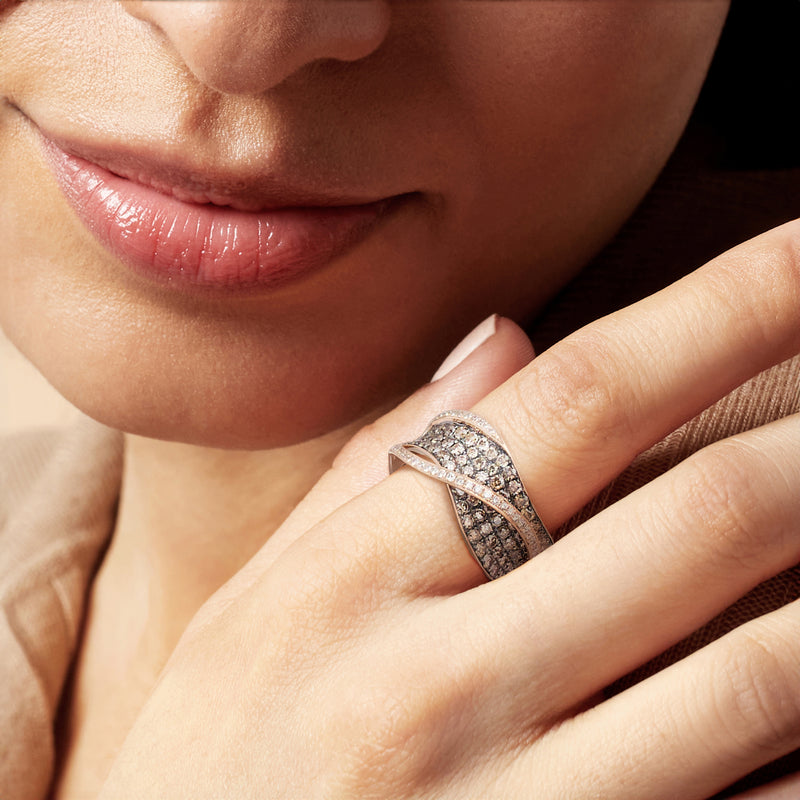 Le Vian Chocolatier wavy diamond ring in strawberry gold on a hand