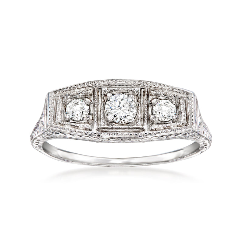 Vintage three-stone diamond ring in 14kt white gold, three round center stones