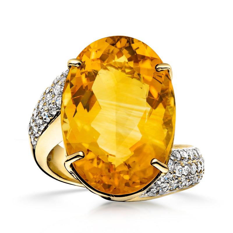 Vintage oval citrine and diamond ring in 18kt yellow gold