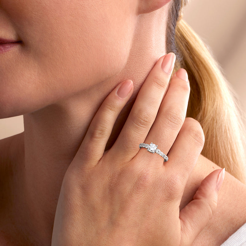 Vintage diamond ring in 18kt white gold on a model's hand