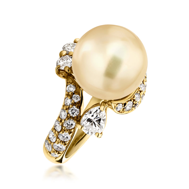 Vintage 18kt yellow gold pearl and diamond ring with pavé diamonds