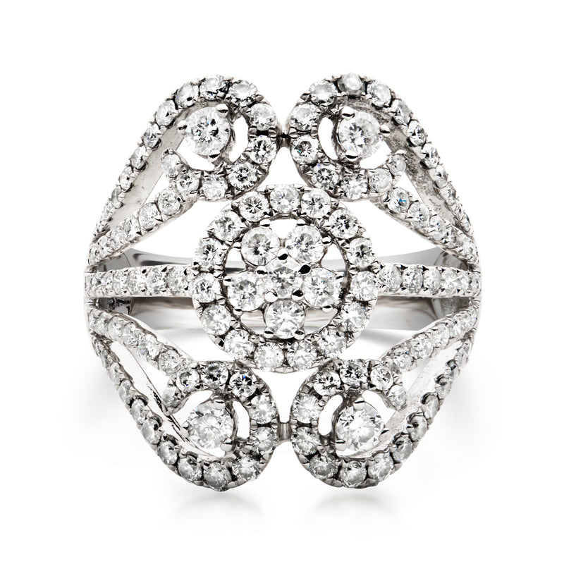 Vintage openwork diamond ring in 18kt white gold, round stone center with clustered halos