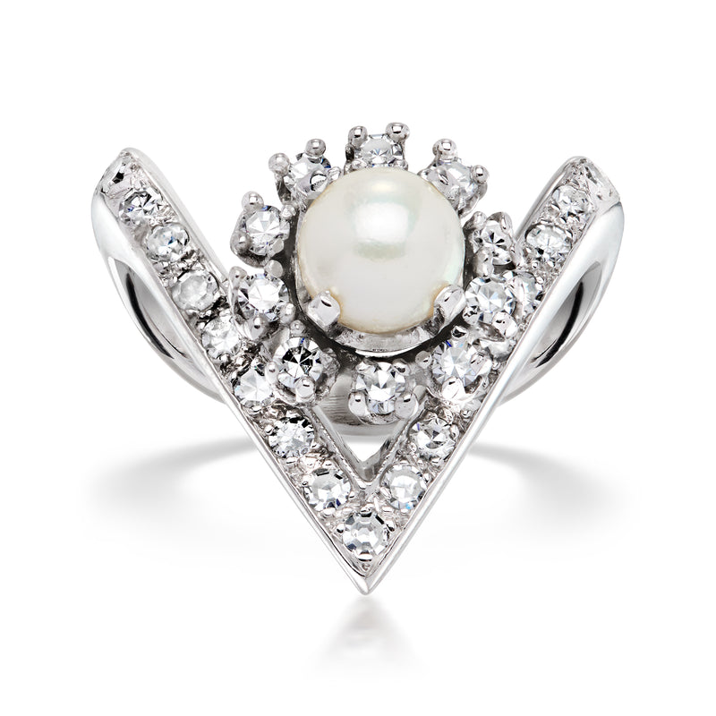 Cultured pearl and diamond vintage ring in 14kt white gold, V-shaped prong setting