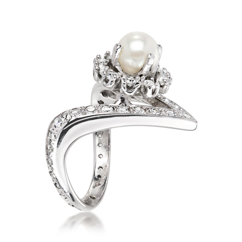 14kt white gold ring with cultured pearl top and diamond clusters, open curved band