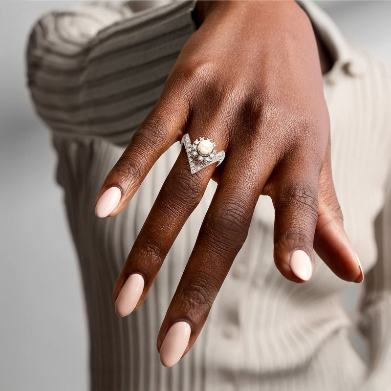 Cultured pearl and diamond ring on hand, 14kt white gold, V-shaped top setting