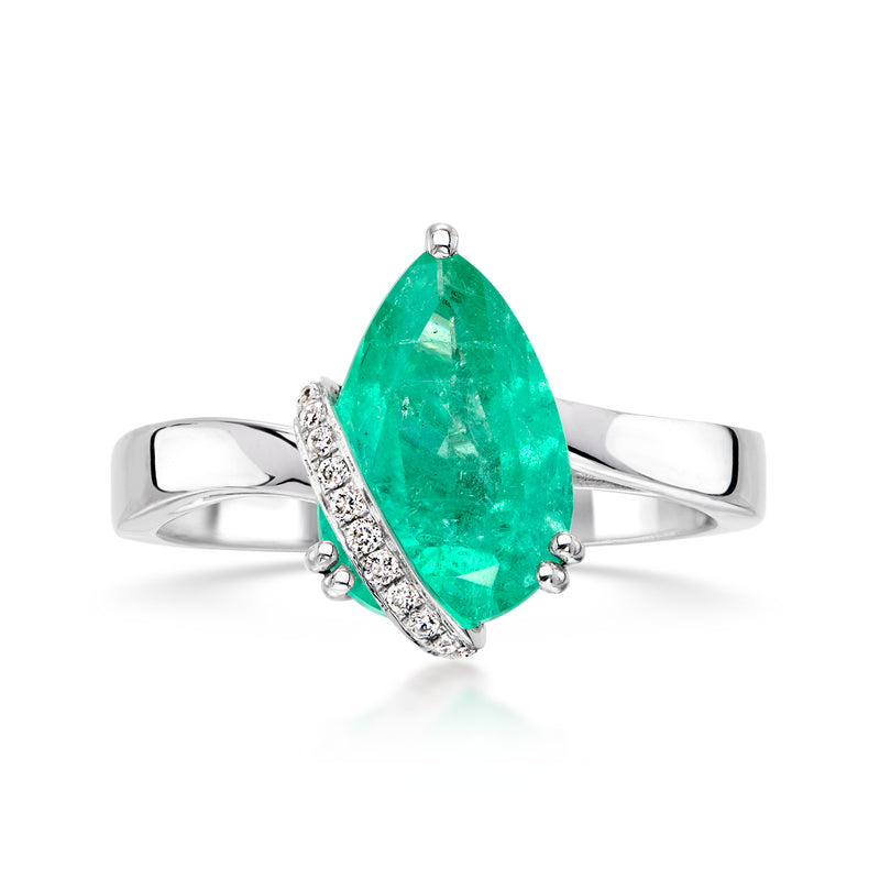 Emerald ring with diamond accent on 18kt white gold band
