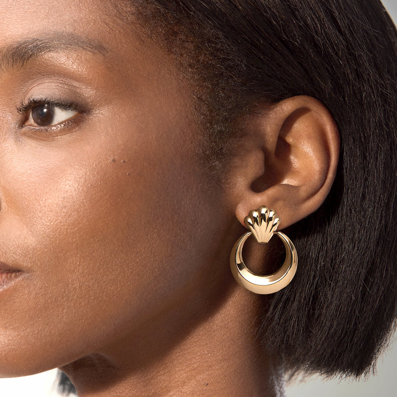 Doorknocker post earrings in 14kt yellow gold with fan crest and circular ring