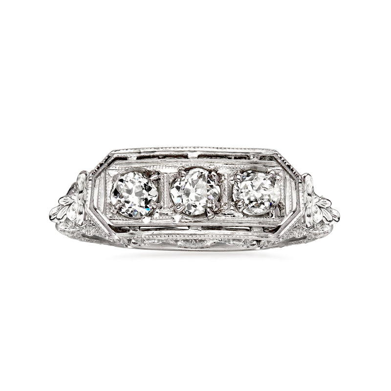 Vintage diamond filigree ring in 18kt white gold with three bezel-set stones