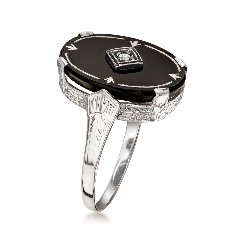 Vintage onyx ring with central diamond, engraved white-gold band and bezels