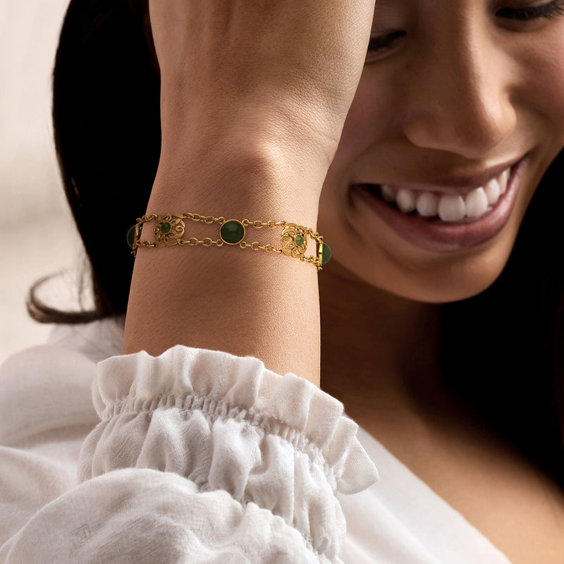 C. 1940 Vintage Jade Bracelet in 18kt Yellow Gold. 7"