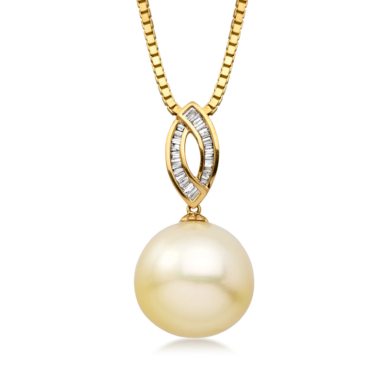 18kt yellow gold pearl pendant necklace with oval diamond halo