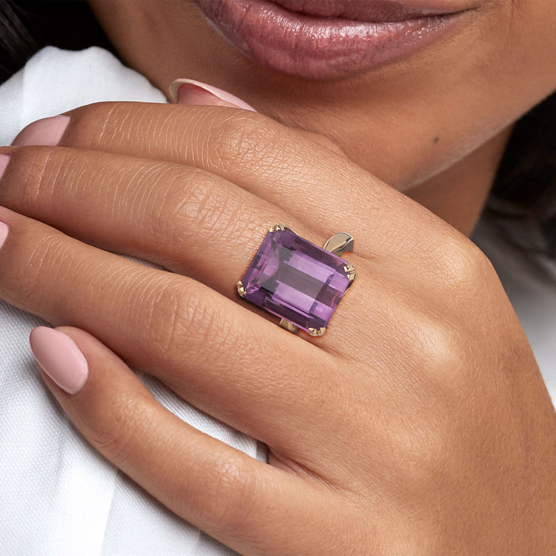 C. 1990 Vintage 18.00 Carat Amethyst Ring in 14kt Yellow Gold. Size 7