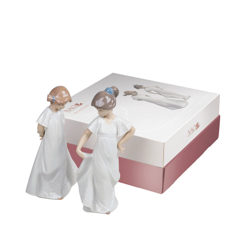 Nao boxed set of two dolls in white dresses