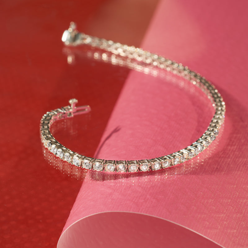 Diamond tennis bracelet in 14kt white gold with round stones and box clasp