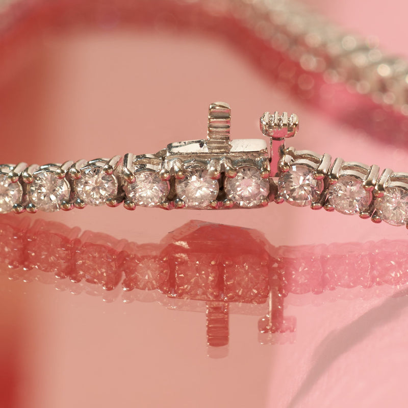 14kt white gold tennis bracelet close-up of prong-set diamond clasp