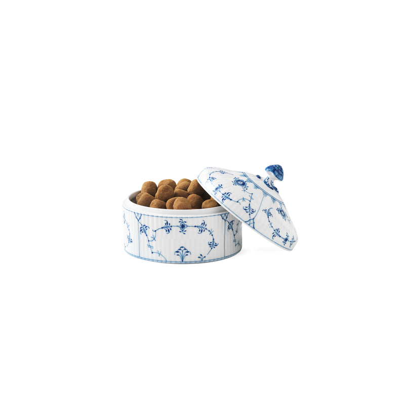 Small blue-and-white porcelain bonbonniere with lid, floral and scrolling pattern