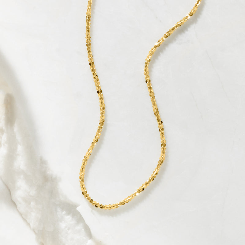 14kt yellow gold twisted sparkle-chain necklace close-up of links