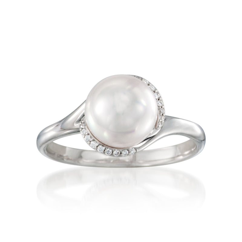 Mikimoto Akoya pearl ring with diamonds in 18kt white gold, oval pearl with halo