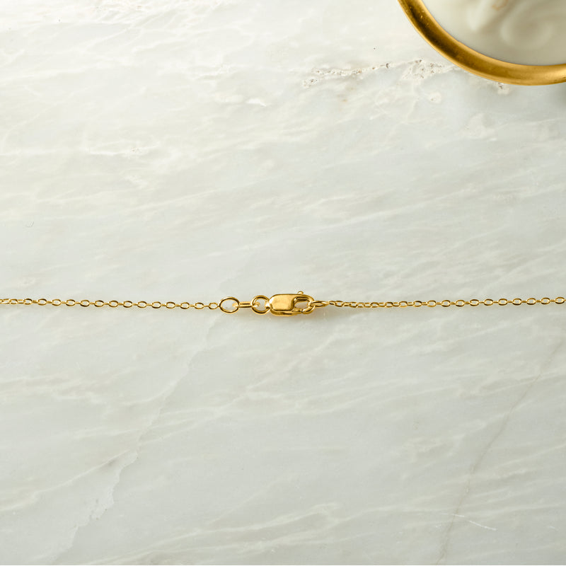 18kt yellow gold cable-chain necklace clasp close-up with connected round links