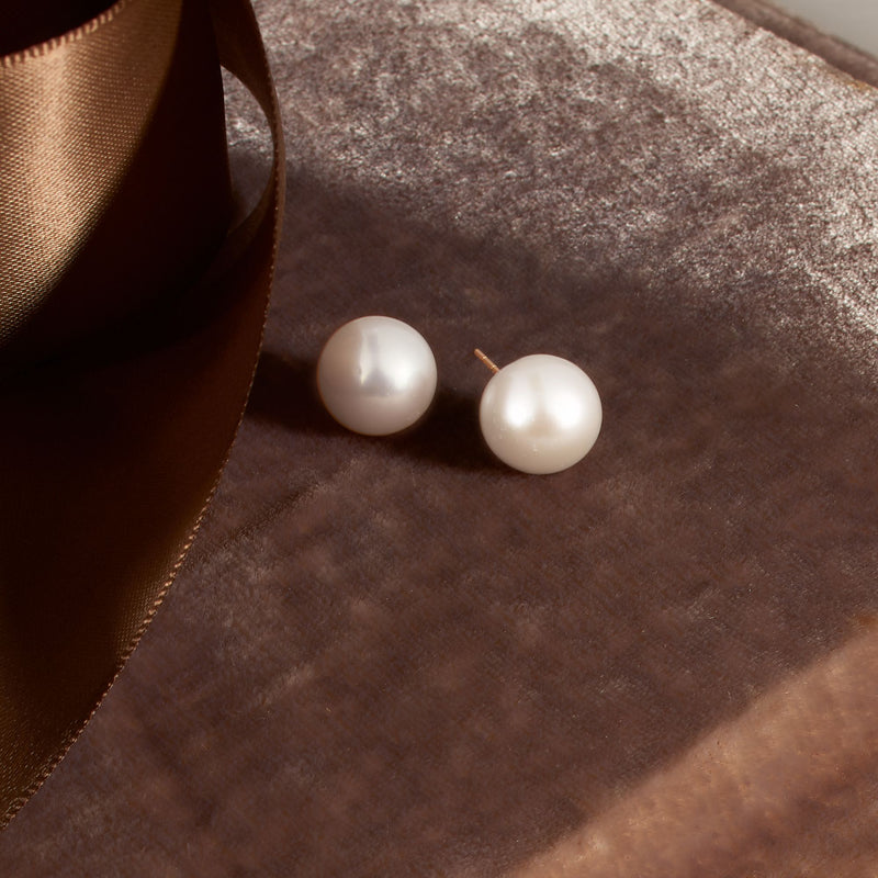 Cultured pearl stud earrings with white pearls and yellow gold posts