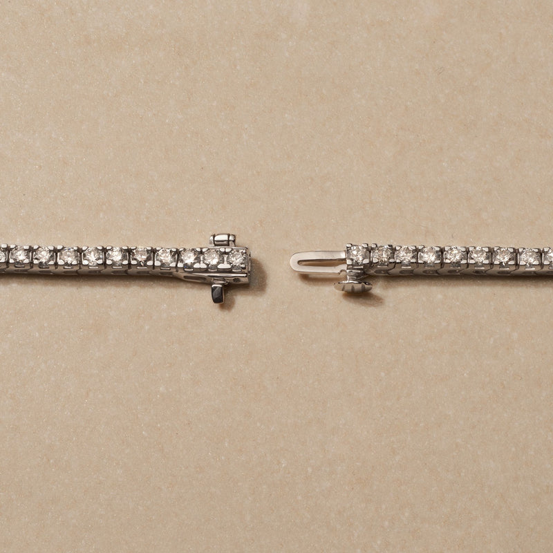 14kt white gold diamond tennis bracelet clasp and end prong detail