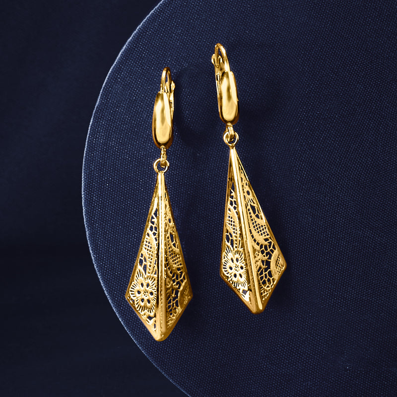 14kt yellow gold lace triangle drop earrings with openwork diamond pattern