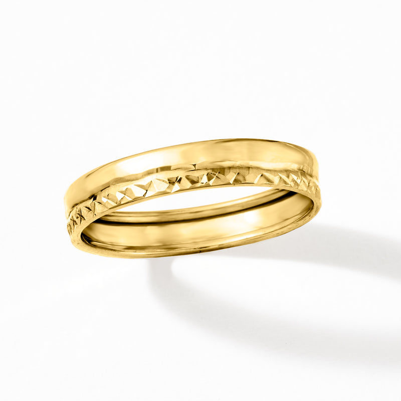 Yellow gold ring with diamond-cut top and polished interior edge