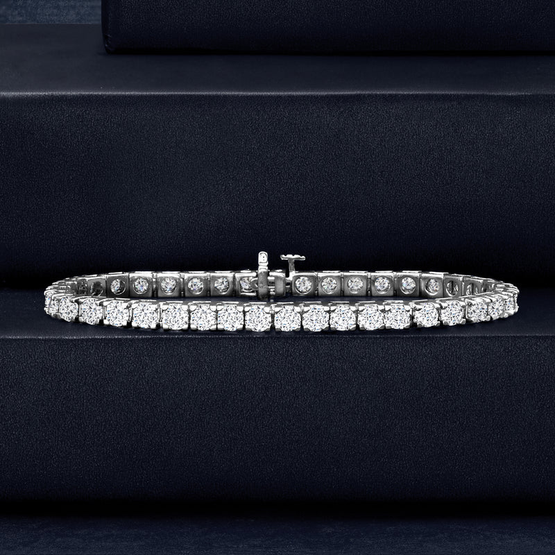 Diamond tennis bracelet in 14kt white gold with hinged clasp and prong-set round stones