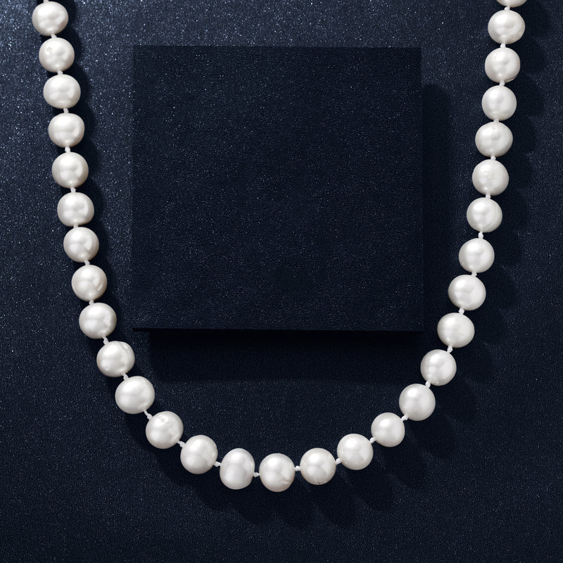 Cultured pearl necklace with evenly spaced round white pearls, 7–8mm