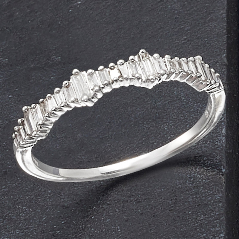 Baguette diamond ring in 14kt white gold, close-up of stone rows