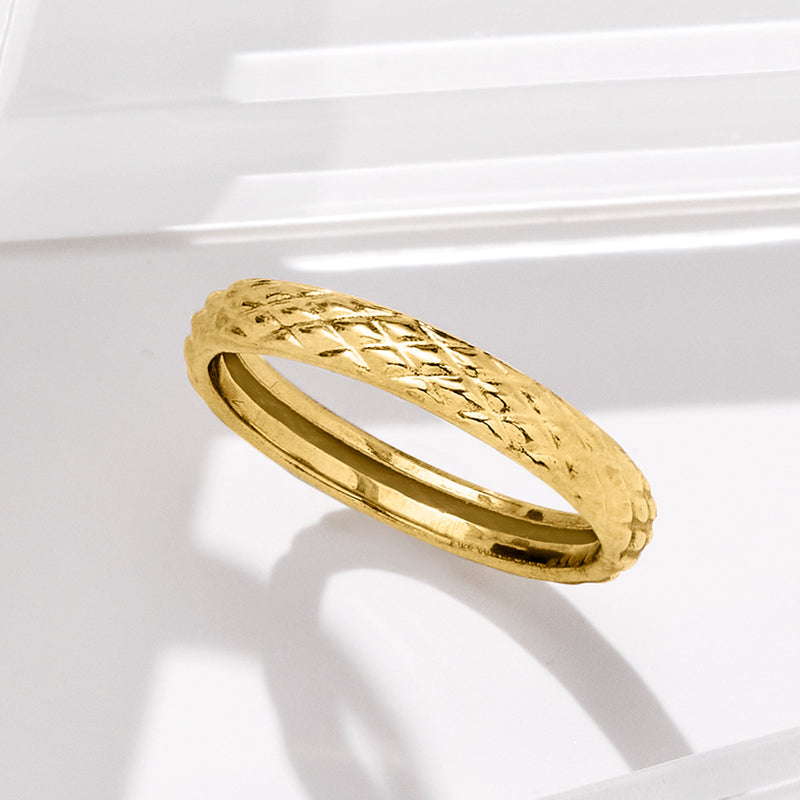 18kt yellow gold quilted ring with textured exterior and smooth inner band